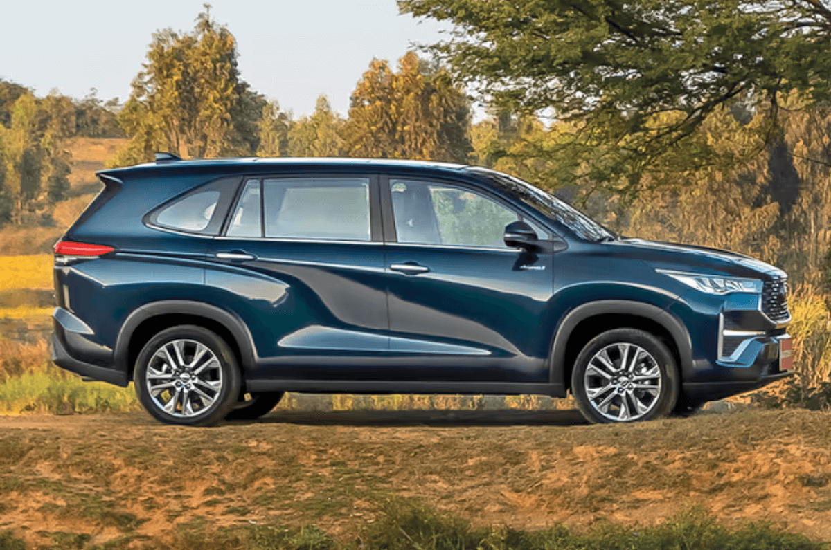 Toyota Innova Hycross blue colour